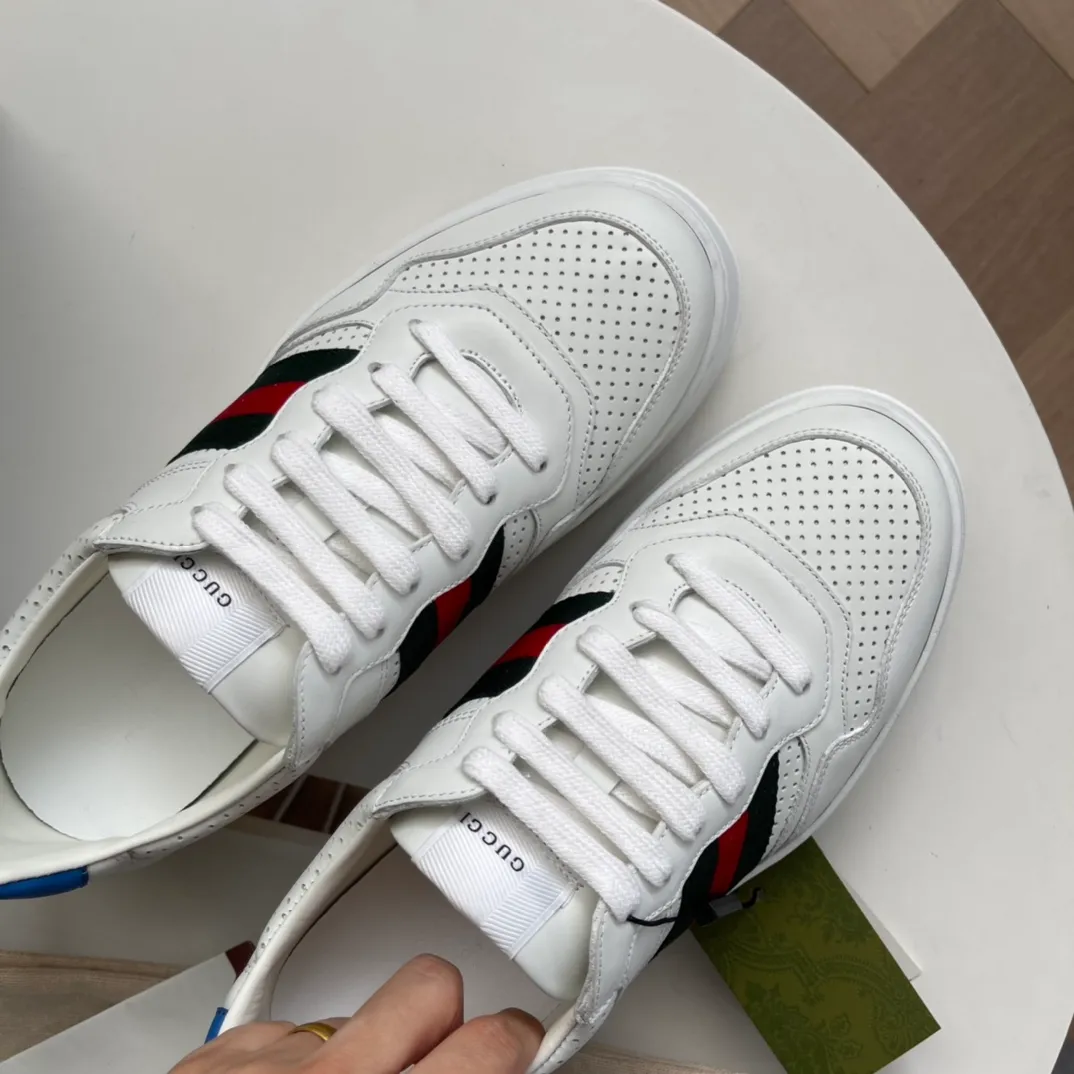 G Home 🆕New webbing sneakers✔️The brand’s classic webbing element is inspired by Gucci’s equestrian origins. Each season, it is reinterpreted through a variety of new and unique designs and styles. It appears on this leather sneaker with red and blue details, interpreting the brand's design concept of integrating sports and leisure. The thick-soled design gives the sneakers a retro feel~ Size: 35-40 (women) 38-45 (men) P hot style Color: white leather, black leather, brown leather, white webbing